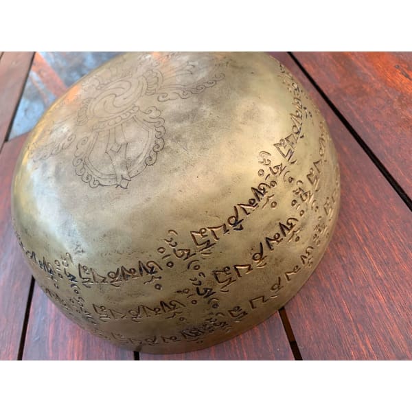 A$347 - GENUINE NEPALESE SINGING BOWL - HAND MADE &amp; HAND ENGRAVED IN NEPAL🇳🇵NOTE D4 &amp; A2 BUDDHA ENGRAVED 3KG (9) ISLAND BUDDHA