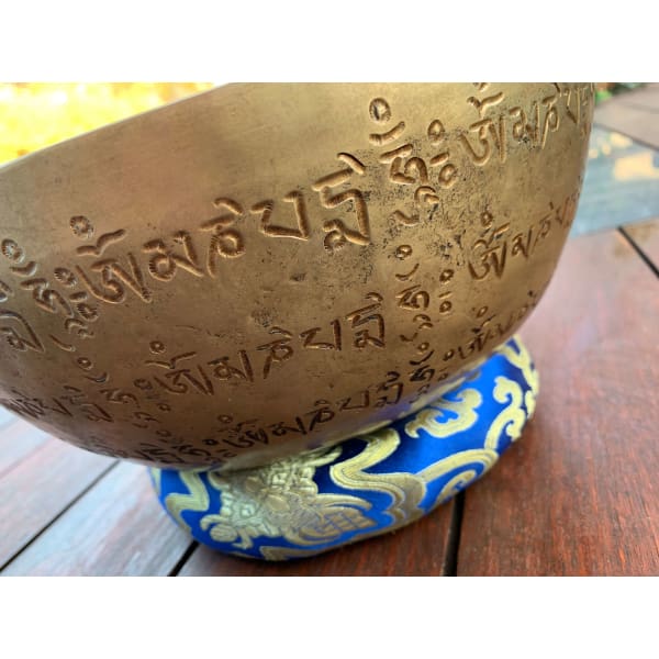 A$347 - GENUINE NEPALESE SINGING BOWL - HAND MADE &amp; HAND ENGRAVED IN NEPAL🇳🇵NOTE D4 &amp; A2 BUDDHA ENGRAVED 3KG (7) ISLAND BUDDHA