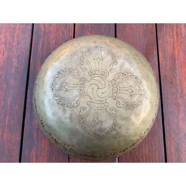 A$347 - GENUINE NEPALESE SINGING BOWL - HAND MADE &amp; HAND ENGRAVED IN NEPAL🇳🇵NOTE D4 &amp; A2 BUDDHA ENGRAVED 3KG (8) ISLAND BUDDHA