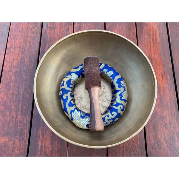 A$347 - GENUINE NEPALESE SINGING BOWL - HAND MADE &amp; HAND ENGRAVED IN NEPAL🇳🇵NOTE D4 &amp; A2 BUDDHA ENGRAVED 3KG (6) ISLAND BUDDHA