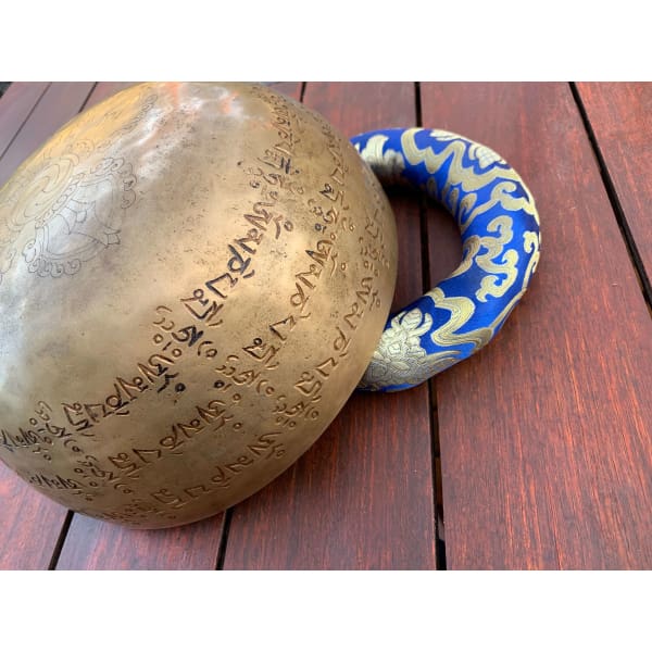 A$347 - GENUINE NEPALESE SINGING BOWL - HAND MADE &amp; HAND ENGRAVED IN NEPAL🇳🇵NOTE D4 &amp; A2 BUDDHA ENGRAVED 3KG (10) ISLAND BUDDHA